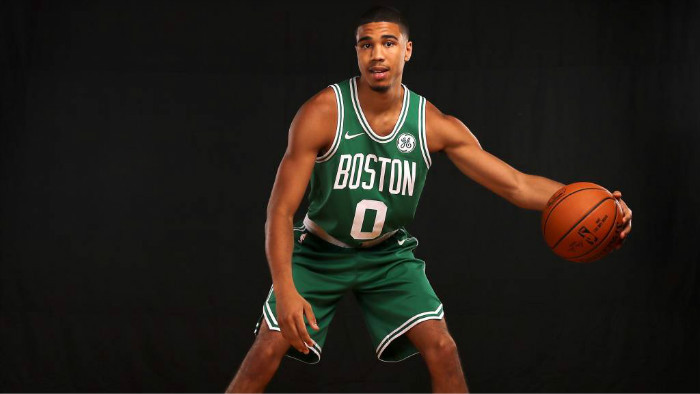 40岁C罗眼眶泛红！失望摘下袖标离场，加盟近3年仍0冠+3次决赛0胜