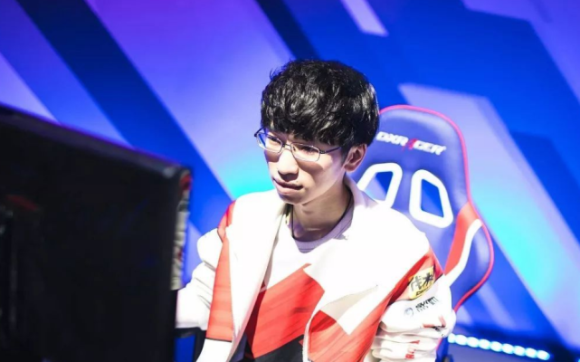 世体：奥尔莫是前场多面手，更是巴萨在黑暗现实下的的一束光